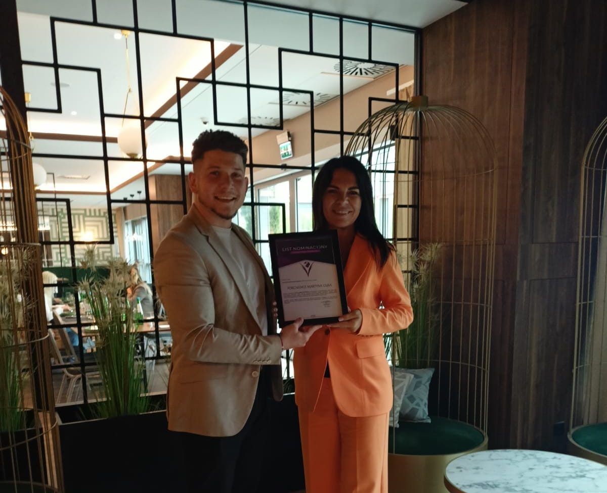 MARTYNA GUBA - 2023 ODBIÓR NOMINACJI DO NAGRODY CHAMPION BIZNESU Z RĄK REDAKTORA NACZELENGO BARTOSZA PARCHONIUKA